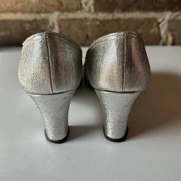 Vintage Thom McAn Silver Heel - Picture 4 of 11
